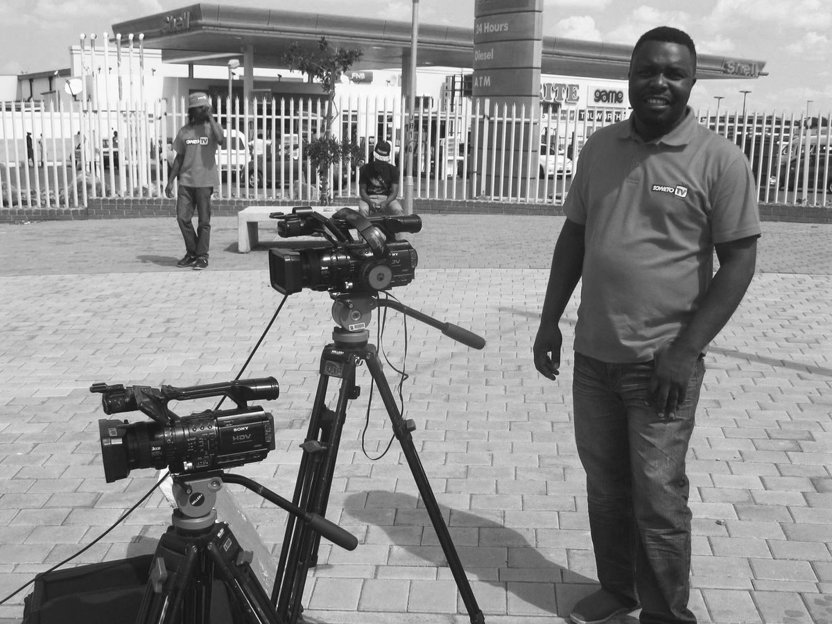 MasegoKayTee's tweet photo. Before podcasting became a trend, Doctor Mandla was already shaping the culture through Street Radio on SowetoTV — Africa’s first audio-visual podcast! 🎙🔥
A visionary who saw the future before it arrived. @SowetoTVchannel
#DrMandlaNcinitwa https://t.co/hQpo8fleVC