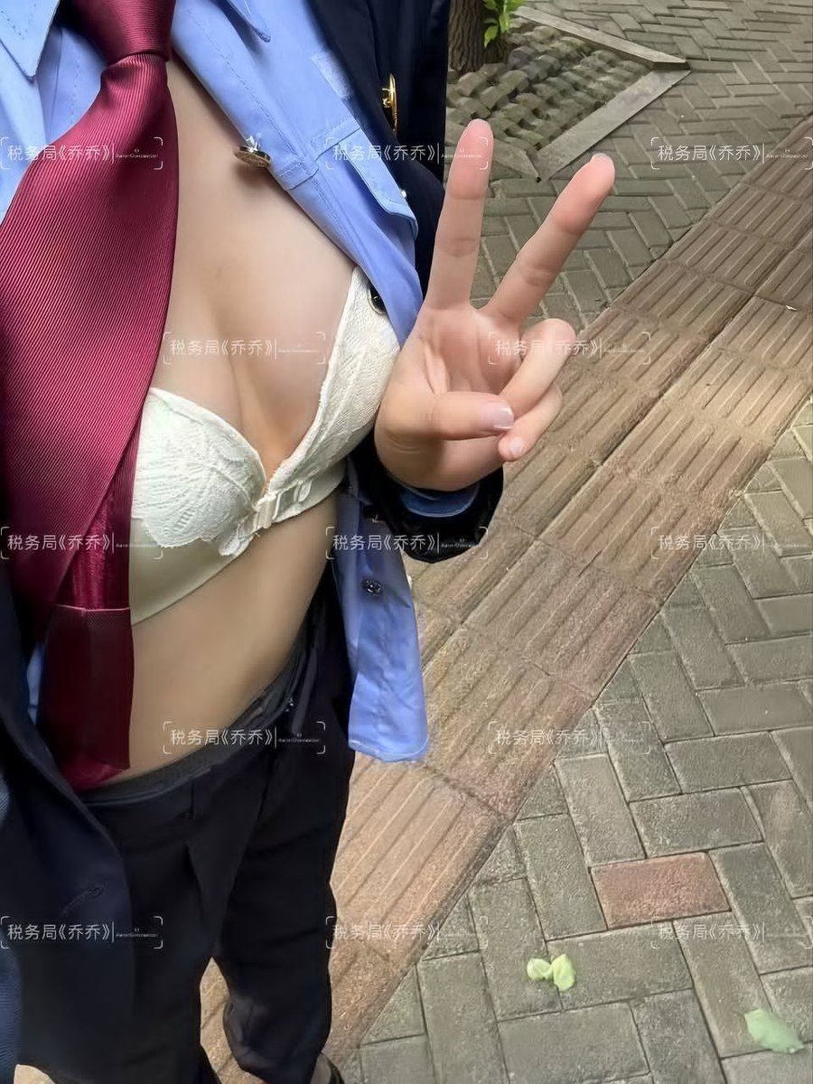 周一上班请神满满！！！
很久没宠粉了，今天抽点时间早点出门拍点粉丝爱看的😊😊

露出还是比较刺激的，今早还被路边的小哥哥拍照了，不知道他会不会也玩推特？会不会也是我的粉丝？？

感觉最近太躁动啦，想见粉丝试试了，有同城的嘛～