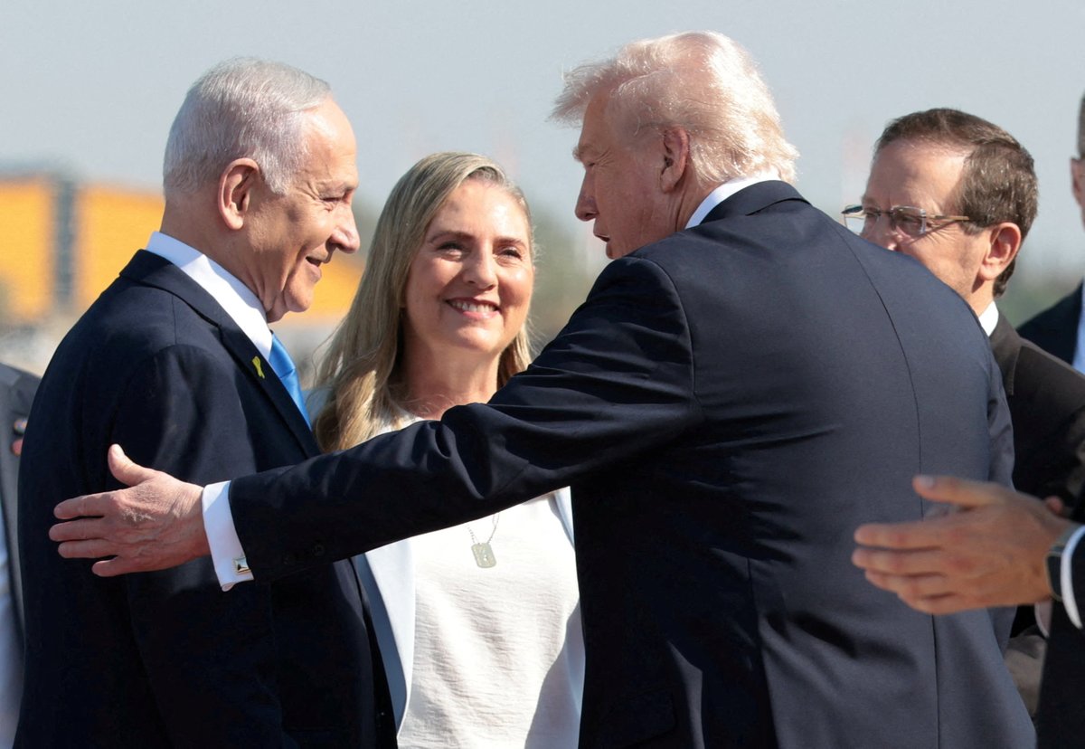 France24_es's tweet image. 🔴El primer ministro israelí, Benjamin Netanyahu, saluda al presidente estadounidense Donald Trump en el aeropuerto Ben Gurion de Tel Aviv ➡️f24.my/BUjm.X