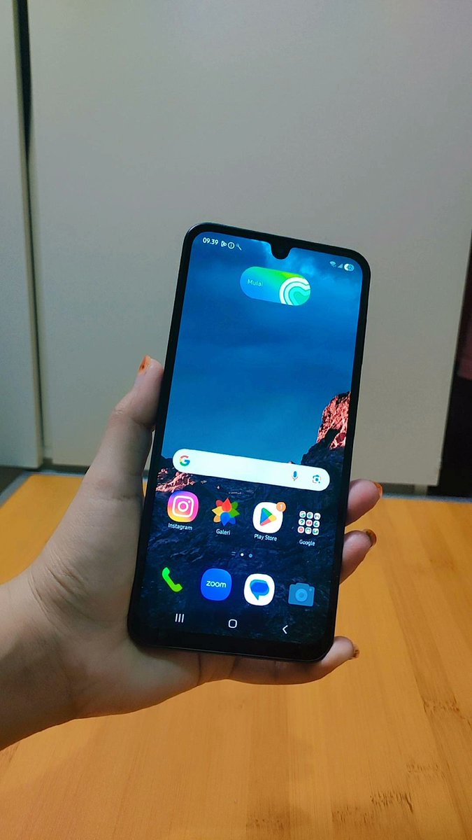 mheeeeey's tweet photo. @tanyakanrl Akuu abs beli ini kak.. layar udh super amoled.. di 3 jt utk 128gb trus 3.9 buat ram 256.. baru launching 
https://t.co/Ta5mqe7n1o https://t.co/HIDLVNuF7X