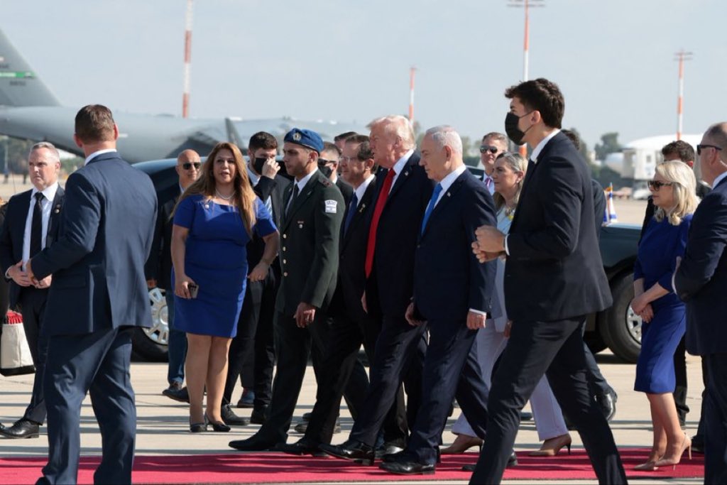 El presidente Trump fue recibido por el primer ministro Netanyahu en el aeropuerto Ben Gurion y se dirige a Jerusalén.