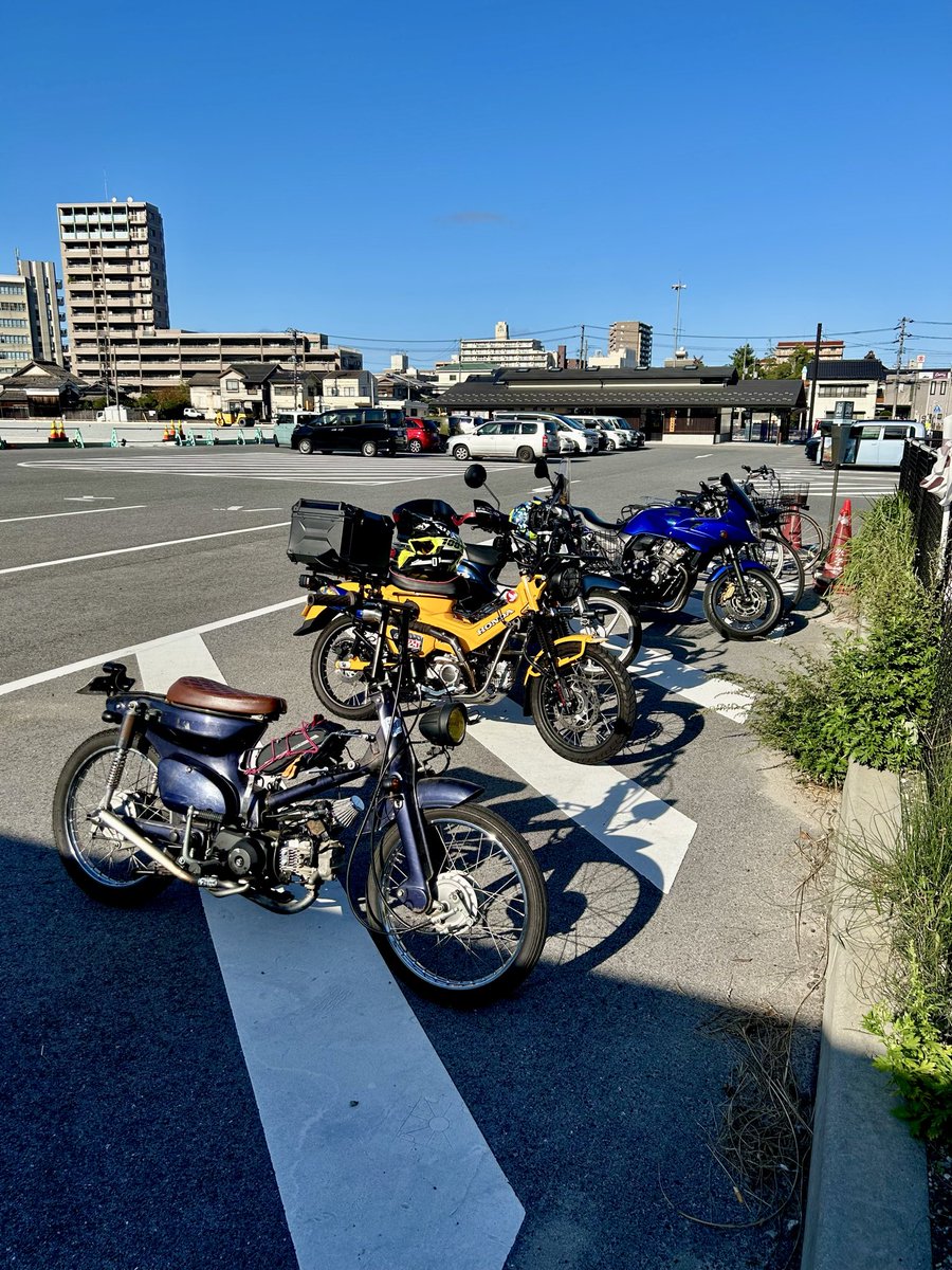 mw5ewSu4lDWKUt4's tweet image. お仲間と雑談〜☀️👍

＃カブ主 
＃ハンターカブ
 ＃カブ
＃ツーリング