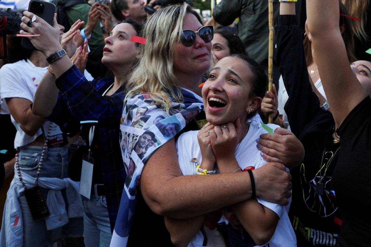 France24_es's tweet image. 🔴En la Plaza de los Rehenes de Tel Aviv, la gente estalló en júbilo al informarse que un primer grupo de siete rehenes fue entregado a la Cruz Roja, de acuerdo con un video publicado en X por el Foro de Familias de Rehenes➡️f24.my/BUjm.X