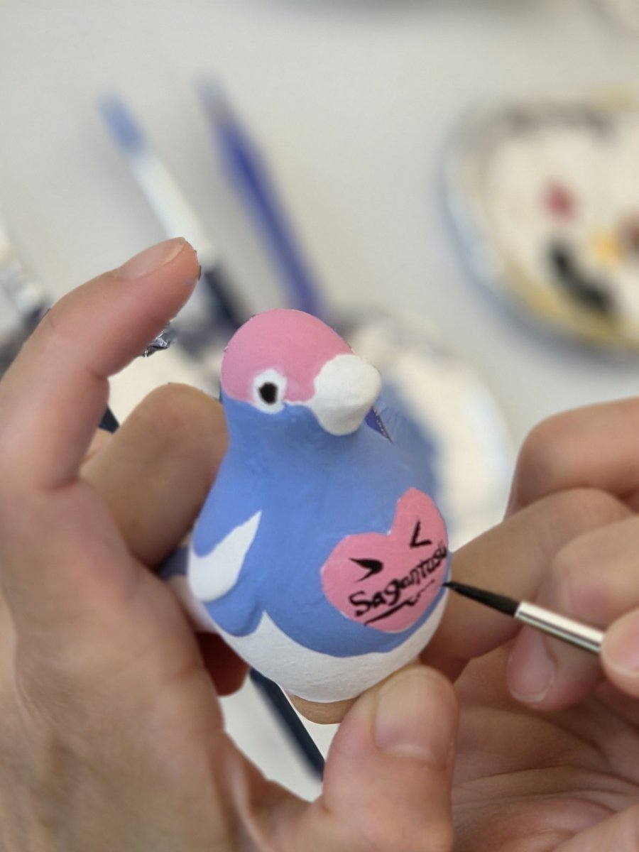 saganzuki's tweet photo. 家族で吉野ヶ里歴史公園に絵付け体験してきました😆👍
奥さん作のサガン鳥栖カラーの鳥がカワイイ✨️✨️
左から
サガン鳥栖カラーのカチガラス(ママ作)
マイクラ風のゾンビねずみ(次男作)
｢うっ｣がポイントの鳥(長男作)
#吉野ヶ里歴史公園 https://t.co/Xfk4eIk7KE