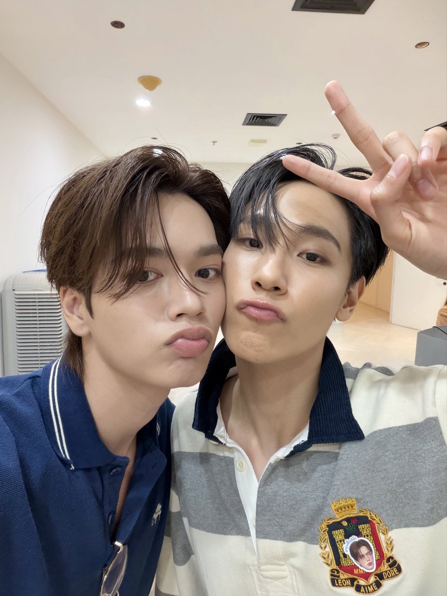 gris_for's tweet photo. นี่คือที่มาของสติกเกอร์ใช่ไหม👀

JUNIORMARK FNV FANSIGN 

#GMMTVFANIVALxJuniorMark
#JuniorMark
@jnnrrs #junniorrs
@Markjrtn #markjrtn
@jummo__gmmtv #JUMMO https://t.co/7HMutbhbVa