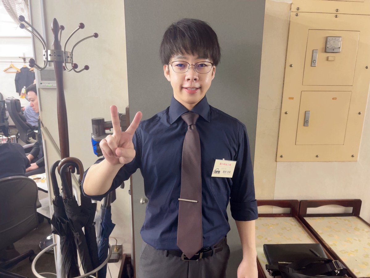 ClubNPM's tweet image. 【第24期 #雀王戦E1リーグ 】🎆後期第3節

三回戦が終了しました。

トップ者は以下のとおりです。
＝＝＝＝＝＝＝
#安卓光希
#瀧田佳紀（2勝目）
#中村日明
#井上剛一（2勝目）
#ノリヒト（2勝目）
＝＝＝＝＝＝＝

【昇降級人数】

D1へ昇級→1位
D2へ昇級→2位
D3へ昇級→3位～6位…