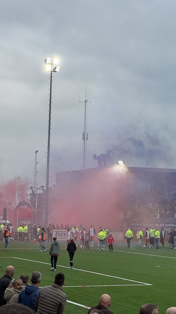 Spakenburg 1-0 Ijsselmeervogels

This derby is insane - people say the best amateur derby in the world!

It lived up to the hype thankfully. Around 8,000 people packed into this tiny stadium created a great atmosphere an was an entertaining game.