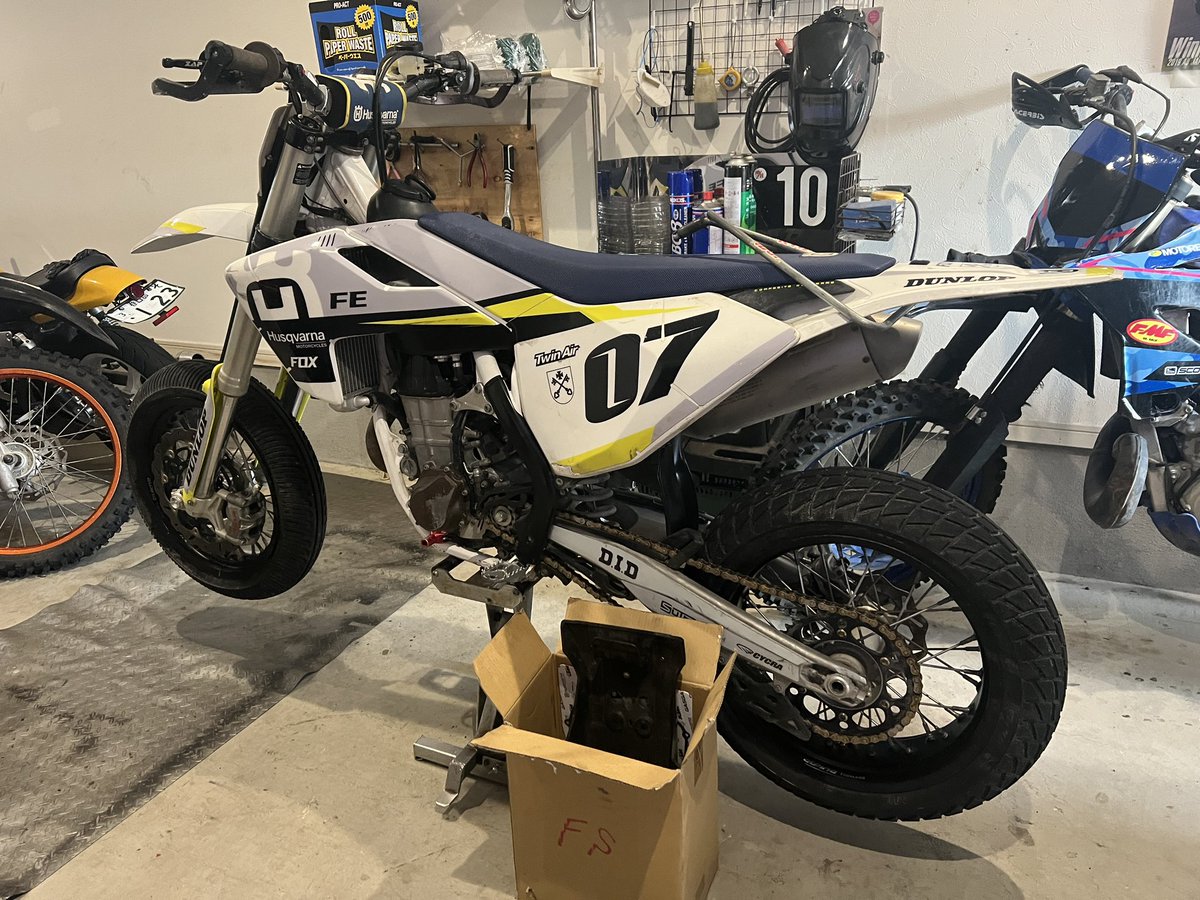 今シーズン終わりの為
18年FS450売ります
50万でどうですか
普通に走れます。
レバーとかキャリパーとかクラッチ板とか予備部品つきます
この画像からはタイヤはボロいのになります。
埼玉県から