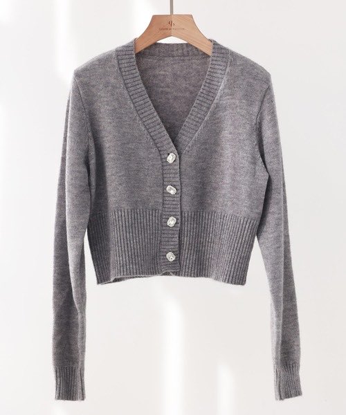 すでに有名だけど、全ての骨格ストレートにセゾンドパピヨンのビジューボタンニットカーディガンを買ってほしい🙂‍↕️
Vネックだしドロップショルダーじゃないから、冬は着膨れ大事故起こしがちな骨ストの私でも着痩せした…しかも3,000円
カラバリ豊富だから去年は制服レベルで会社に着てってた