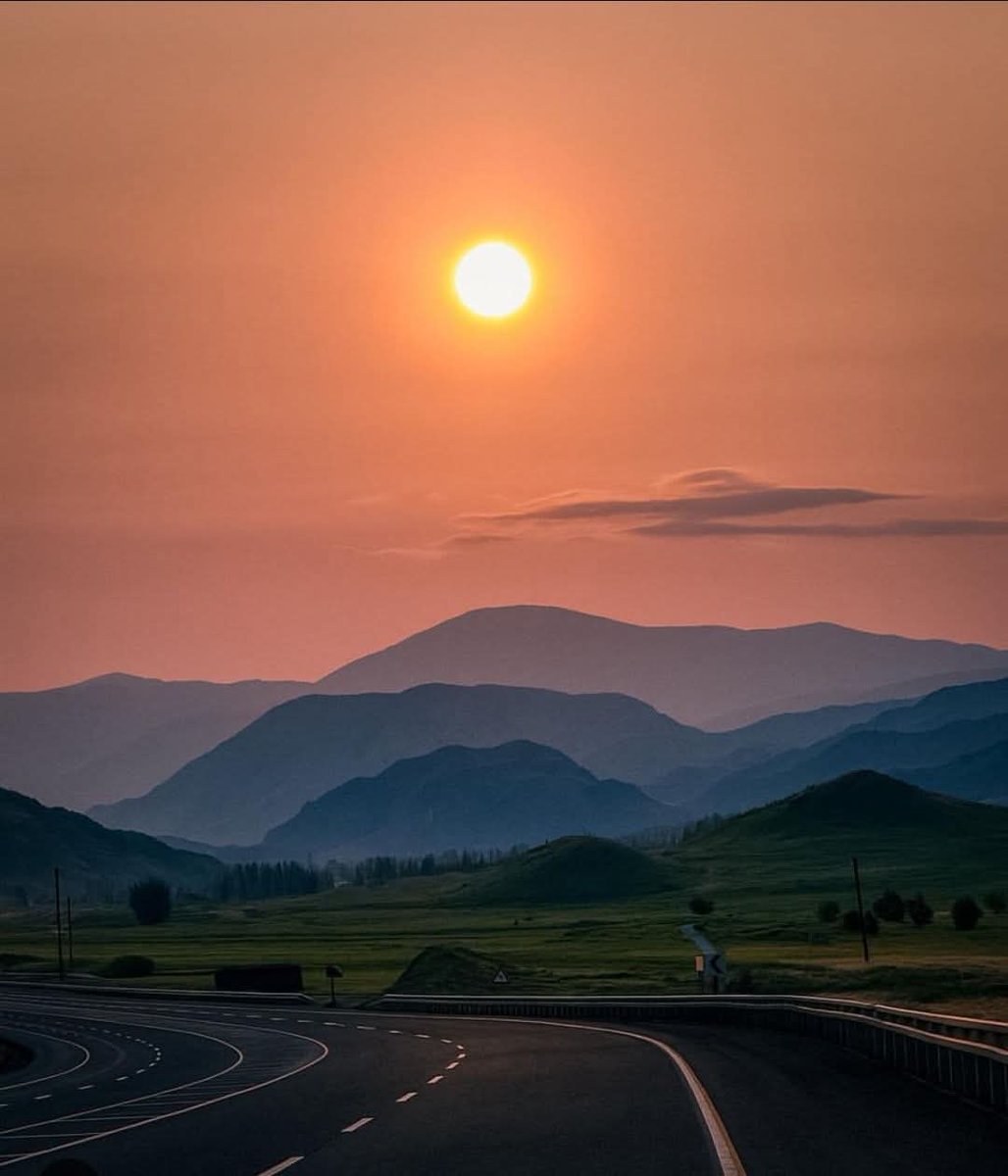 Mazi kollarımda çelik bağ gibi
Günahım üstüme çökmüş çığ gibi 
Korkular yolumda karlı dağ gibi 
Yıkmayı denedim, gücüm yetmedi..

#zaferkazancı #günebirnot
#ozanca ✍️✍️✍️