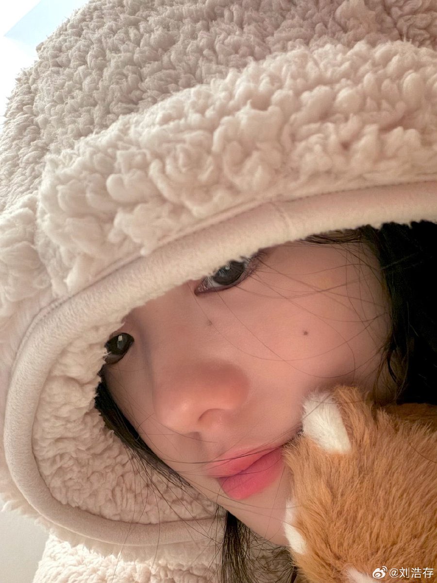 호존이 오늘 아기곰돌이 들고 셀카 올려줬어🧸 류호존 겸댕아