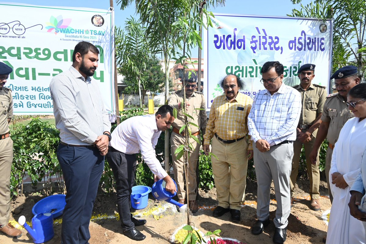 infokhedagog's tweet image. વિકાસ સપ્તાહ ૨૦૨૫
પર્યાવરણ સંવર્ધન તરફ નડિયાદનો હરિયાળો પ્રયાસ- નડિયાદ ખાતે અર્બન ફોરેસ્ટ પાર્કમાં ૧૧,૦૦૦થી વધુ વૃક્ષોનું વાવેતર
નડિયાદ ધારાસભ્ય શ્રી પંકજભાઈ દેસાઈ, કલેકટર શ્રી અમિત પ્રકાશ યાદવ અને કમિશનર શ્રી જી.એચ. સોલંકી દ્વારા વૃક્ષારોપણ
#VikasSaptah2025 #UrbanForest…