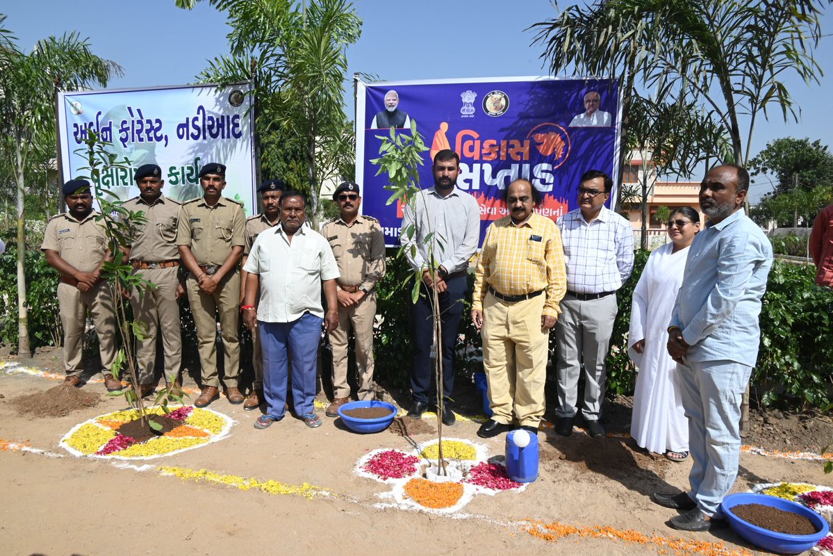 infokhedagog's tweet image. વિકાસ સપ્તાહ ૨૦૨૫
પર્યાવરણ સંવર્ધન તરફ નડિયાદનો હરિયાળો પ્રયાસ- નડિયાદ ખાતે અર્બન ફોરેસ્ટ પાર્કમાં ૧૧,૦૦૦થી વધુ વૃક્ષોનું વાવેતર
નડિયાદ ધારાસભ્ય શ્રી પંકજભાઈ દેસાઈ, કલેકટર શ્રી અમિત પ્રકાશ યાદવ અને કમિશનર શ્રી જી.એચ. સોલંકી દ્વારા વૃક્ષારોપણ
#VikasSaptah2025 #UrbanForest…