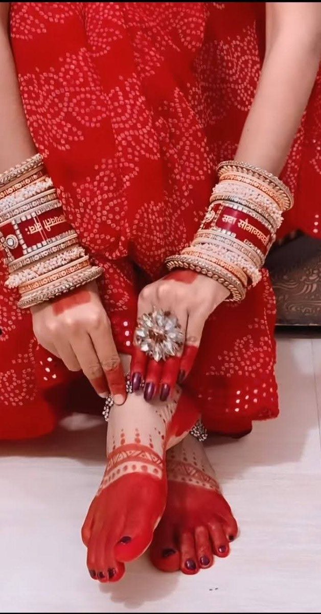 सुनो ,,
सुनो ना...
मुझे बहुत पसंद है
तुम्हारी दी हुई पायल !

बिल्कुल तुम्हारी तरह
शांत और सहज ,
बिना घुंघरुओं के भी ,
कितनी झंकार है इनमें !!
इन्हें देखकर कितना सुखद 
एहसास होता है मुझे..!

वैसे कोई चीज मुझे पहली ही नज़र में
 पसंद नहीं आती,

मगर जब पसंद आ जाती है तो ,
तो वो मुझे