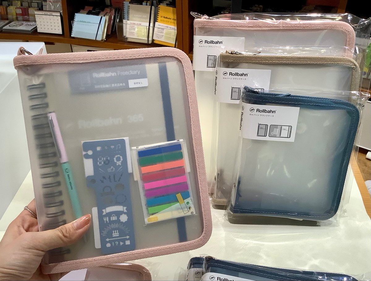 smith_shinagawa's tweet image. ロルバーンを自分らしく使える、専用のカバーとケースが登場しました。ラウンドファスナー式のケースは、ロゴをあしらった引手がポイント。透け感のあるクリア素材で、お気に入りの表紙デザインもそのまま楽しめます。
#ロルバーン