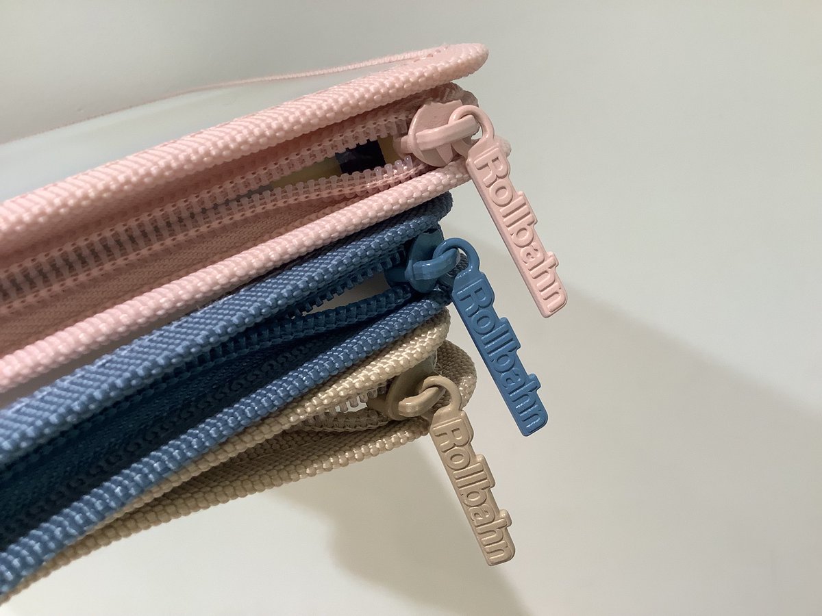 smith_shinagawa's tweet image. ロルバーンを自分らしく使える、専用のカバーとケースが登場しました。ラウンドファスナー式のケースは、ロゴをあしらった引手がポイント。透け感のあるクリア素材で、お気に入りの表紙デザインもそのまま楽しめます。
#ロルバーン