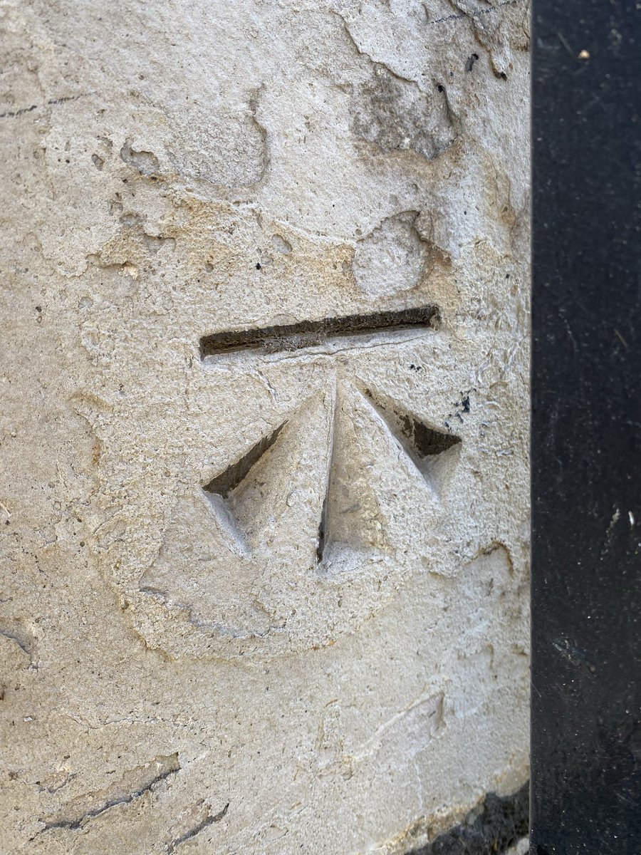 Seen these dotted around #Woolwich? This is an #OrdnanceSurveyBenchmark. Used back in the day to indicate a precisely measured height above sea level.

Fascinating. There’s loads of these actually!

ordnancesurvey.co.uk/geodesy-positi…

#RoyalArsenal #WoolwichArsenal #Greenwich #History