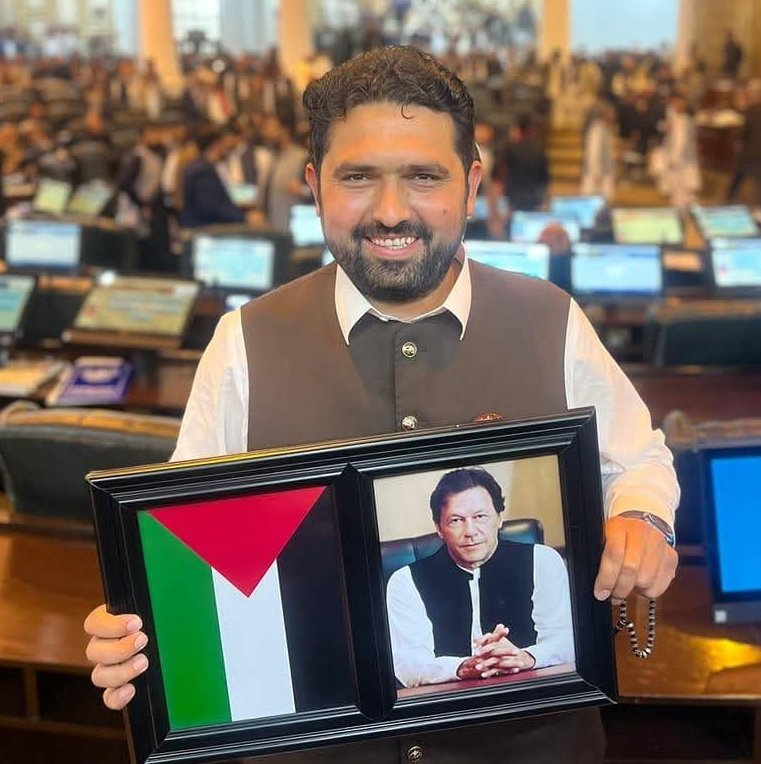 وزیراعلٰی سہیل آفریدی منتخب، یہ تصویر آج ہر کسی کے ٹائم لائن پر ہونی چاہیئے ♥️