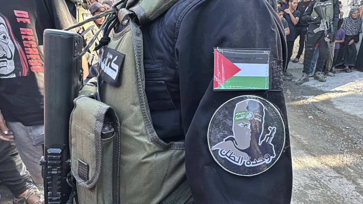 HamdanWahe57839's tweet image. The #Qassam Brigades' shadow unit during the release of a number of #Israeli prisoners as part of a prisoner exchange deal, two years after #Netanyahu failed to free them under military pressure and massacres.