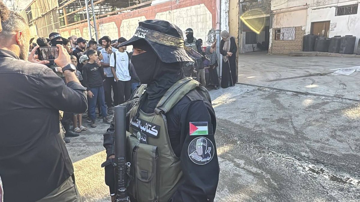 HamdanWahe57839's tweet image. The #Qassam Brigades' shadow unit during the release of a number of #Israeli prisoners as part of a prisoner exchange deal, two years after #Netanyahu failed to free them under military pressure and massacres.
