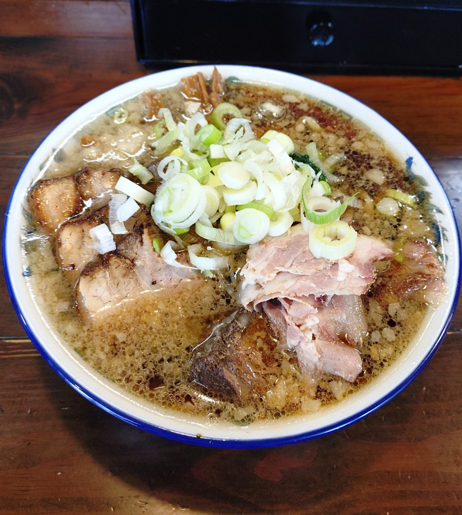 下永谷『麺  島むら』🍜191
背脂醤油チャーシュー麺

背脂の浮いた熱々なスープ🍜
チャーシューは他の店の倍位の量で
味染みの分厚い焼豚とバラチャーがたっぷり😆
食べても食べても減らない😂
麺はモチモチな中太麺🥢
味もボリュームも大満足🙆🏻
激旨でご馳走様でした🙏🏻