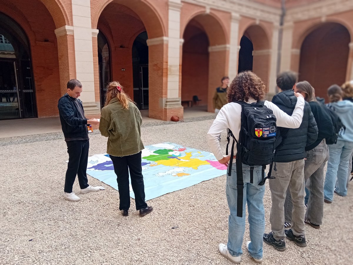 Coup d'envoi des #Erasmusdays avec nos 1SECU et TSECU section🇪🇺!
 Direction la #Maisonde l'Europe à #Toulouse.
Institutions, fake news, esprit critique, échanges 💬🌎
 Une journée  pour vivre et comprendre l'#Europe !
<a href="/DSDEN31/">DSDEN 31</a> <a href="/LanguesLP_Tlse/">Langues au LP Toulouse</a>