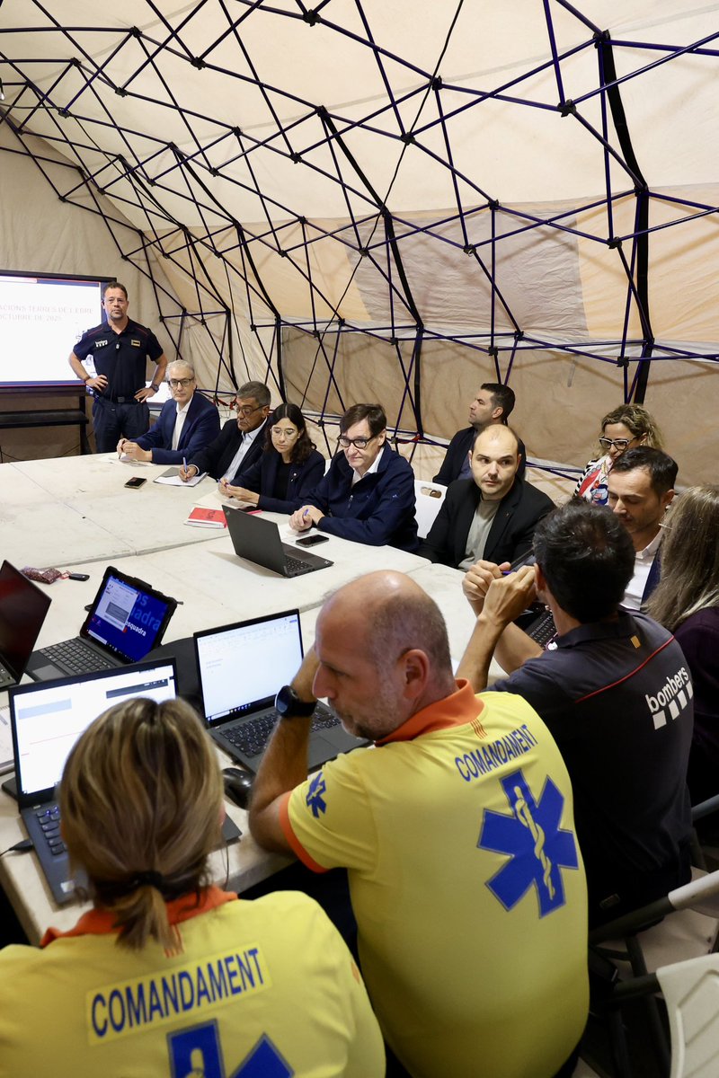 Amb el president <a href="/salvadorilla/">Salvador Illa Roca</a>, la consellera <a href="/nuriaparlon/">Parlon #apeudecarrer #interioriseguretatpública</a> i el delegat <a href="/castorgonell/">Joan Castor Gonell</a> a la reunió del Consell Assessor del Pla #INUNCAT, al centre de comandament avançat de Tortosa. L’episodi de pluges no ha acabat: cal ser prudents i seguir les indicacions dels equips