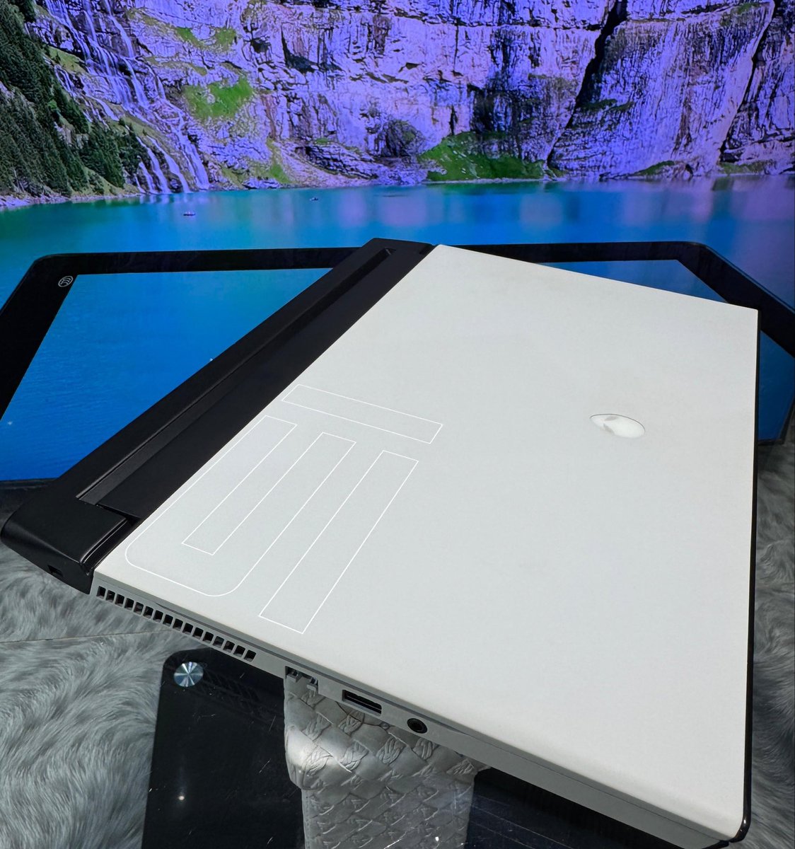 akokc_davido's tweet image. *ALIENWARE 👽 M15 R2*
🧠CPU / Processor
Intel 9th Gen Core i7-9750H, 6 cores / 12 threads, base ~2.6 GHz, Turbo up to ~4.50 GHz
🎮Graphics / GPU
Nvidia RTX 2060 GDDR6 6GB Dedicated vram
🧩Memory
DDR4 2666 MHz; typical configurations are 8 GB or 16 GB, dual-channel setup…