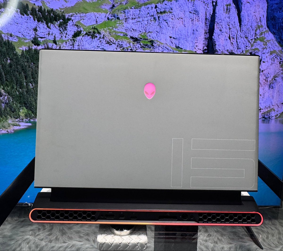 akokc_davido's tweet image. *ALIENWARE 👽 M15 R2*
🧠CPU / Processor
Intel 9th Gen Core i7-9750H, 6 cores / 12 threads, base ~2.6 GHz, Turbo up to ~4.50 GHz
🎮Graphics / GPU
Nvidia RTX 2060 GDDR6 6GB Dedicated vram
🧩Memory
DDR4 2666 MHz; typical configurations are 8 GB or 16 GB, dual-channel setup…