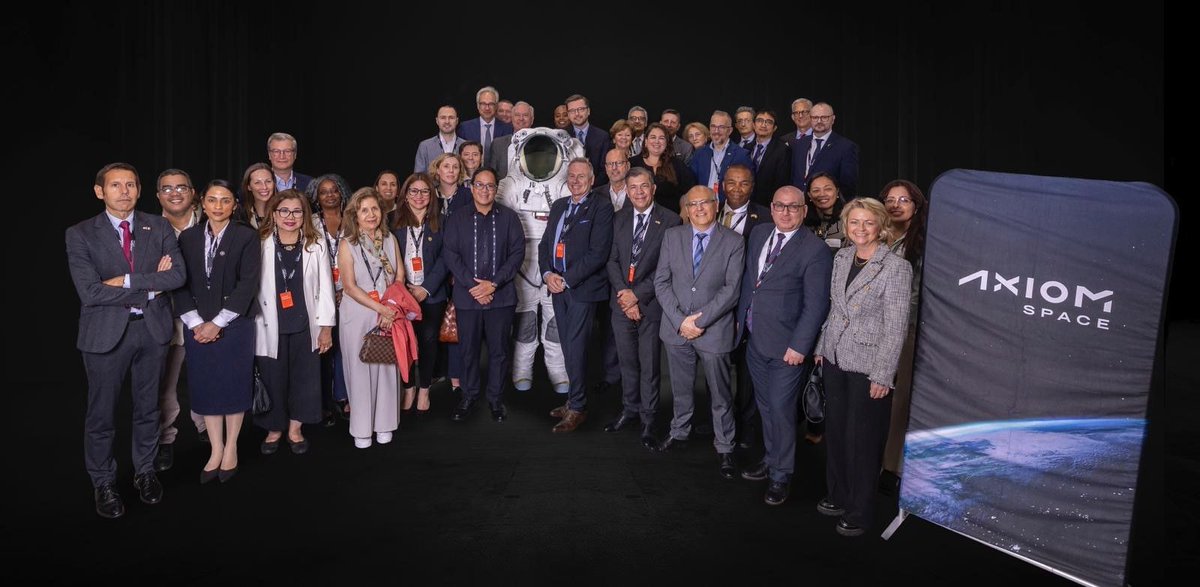 🚀 During our visit to <a href="/Axiom_Space/">Axiom Space</a>, builder of the world’s 1st commercial space station and #Artemis leader, we saw great potential for #Poland’s innovators in robotics, AI, and astronautics.

Proud of 🇵🇱 astronaut <a href="/astro_slawosz/">Sławosz Uznański-Wiśniewski</a> on #Ax4! 🌍✨

#AxiomSpace #SpaceDiplomacy