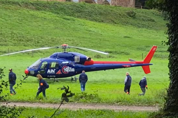 Departement_AIN's tweet image. 🚁#LaCarteAuxTresors🎥Les hélicos ont survolé la cité médiévale de #Pérouges, les étangs, Châtillon-sur-Chalaronne, le Parlement de la #Dombes à #Trévoux, menant les candidats sur la piste des secrets de l'#Ain📺Diffusion prévue au printemps 2026 sur @FranceTV @LCATofficiel