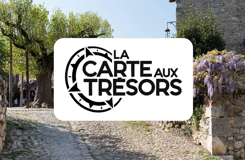 Departement_AIN's tweet image. 🚁#LaCarteAuxTresors🎥Les hélicos ont survolé la cité médiévale de #Pérouges, les étangs, Châtillon-sur-Chalaronne, le Parlement de la #Dombes à #Trévoux, menant les candidats sur la piste des secrets de l'#Ain📺Diffusion prévue au printemps 2026 sur @FranceTV @LCATofficiel