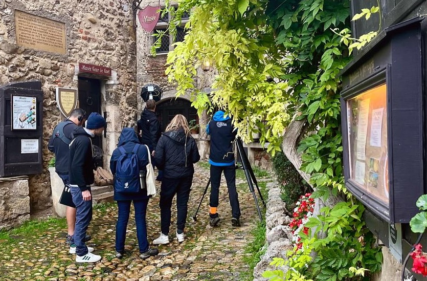 Departement_AIN's tweet image. 🚁#LaCarteAuxTresors🎥Les hélicos ont survolé la cité médiévale de #Pérouges, les étangs, Châtillon-sur-Chalaronne, le Parlement de la #Dombes à #Trévoux, menant les candidats sur la piste des secrets de l'#Ain📺Diffusion prévue au printemps 2026 sur @FranceTV @LCATofficiel