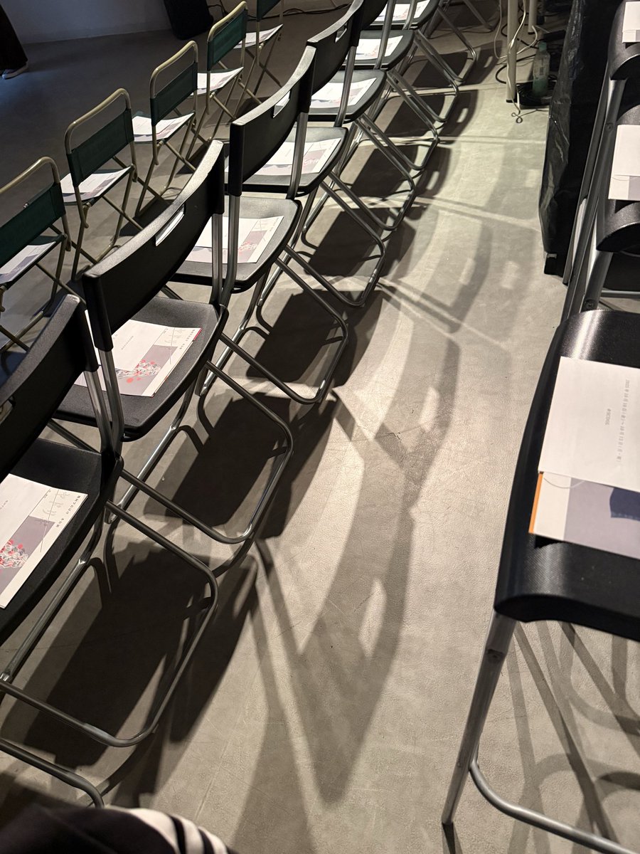 幾何学おばけ #ヤドリギ 10/12、12:00回 はじめに言葉ありきの裏返しにみえた 麗しい内巻き奥さん こう書くとご近所の奥様みたいで面白い 幾何学おばけは3年ぶり、台湾料理の味のようだったけど今回は口当たりよかった  (台湾旅行にはいつも塩持参), image size:900x1200