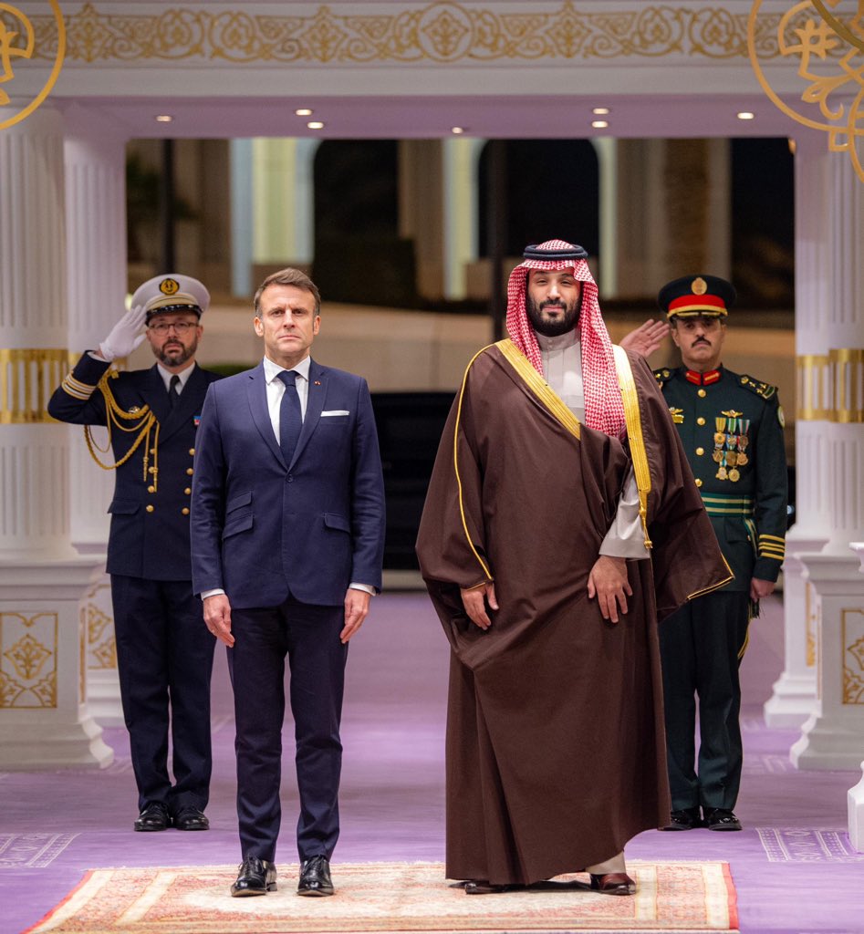 ماكرون :

ما قامت به السعودية وفرنسا بشأن حل الدولتين أدى إلى حشد دعم دولي للقضية الفلسطينية.

-