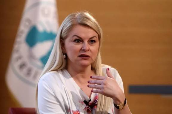 savunmahattiTR's tweet image. “Barış Süreçlerinde Basın ve Medya’nın Rolü” başlıklı panelde konuşan Prof. Dr. Deniz Ülke Kaynak:

Toplumdaki kutuplaşmaların önüne geçebilmek için Türkiye Cumhuriyeti devleti, Kürtleri, Alevileri, Romanları kimlikleriyle değil, bu ülkenin eşit yurttaşları olarak kabul etmek…