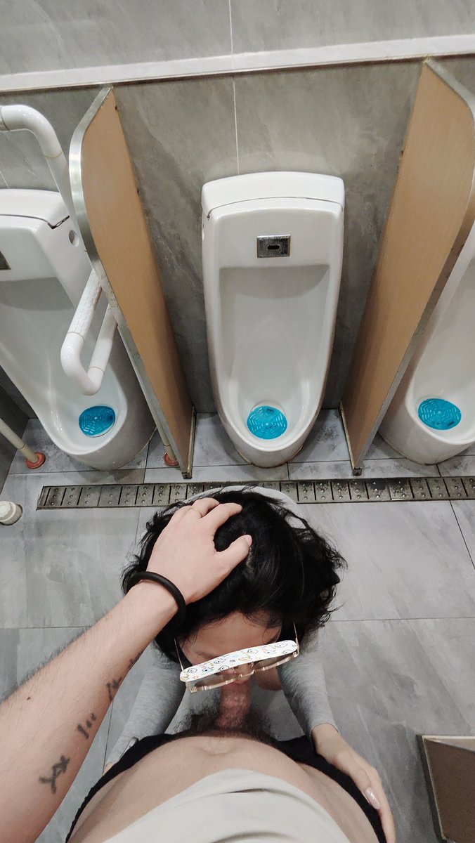 第一次在男厕，太湿了，湿到不行啊