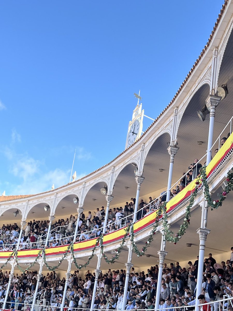 Tremendamente agradecido a Morante por haber sido el artífice de vivir un 12 de octubre histórico, lleno de sentimientos y emociones fuertes desde la mañana hasta la tarde. Un día realmente inolvidable. El mejor, sin duda, de mi vida de aficionado.