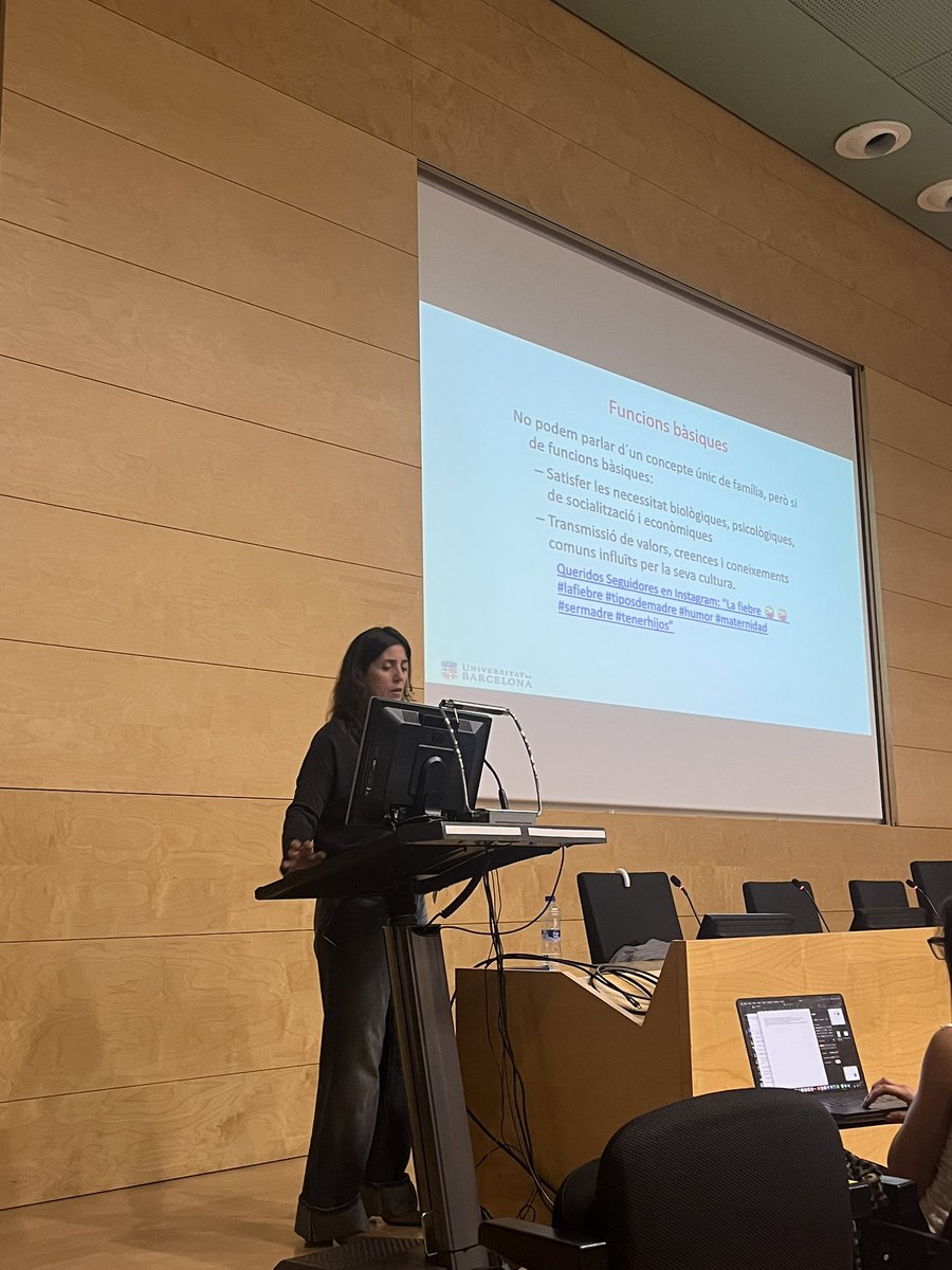 Avui a l’assignatura de 3er curs Infermeria Comunitària <a href="/CampusClinicUB/">Campus Clínic UB</a> comptem novament amb la ponent @lluisaserrat per explicar-nos la classe de Familia i cuidadors #UniBarcelona
#infermeriacampusclinic
<a href="/enfermeriaub/">Infermeria UB</a>