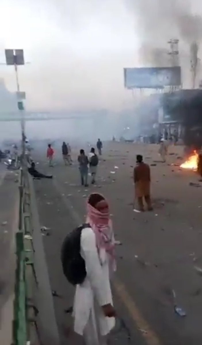 iknib4's tweet image. فوج نے منیرےمستری کی ایک ناجائز ایکسٹینشن کےلئے پورے ملک کے طول و عرض میں افراتفری کا ماحول بنا دیا ہےتحریک لبیک کے درجنوں کارکنوں کو گولیاں مار کر شہید کر دیا گیا ہے سعد رضوی اور انس رضوی کو سیدھی گولیاں مار دیں ہیں تاکہ سارا ملبہ فارم 47والوں پر ڈال کے پتلی گلی سے فرار ہو جائیں