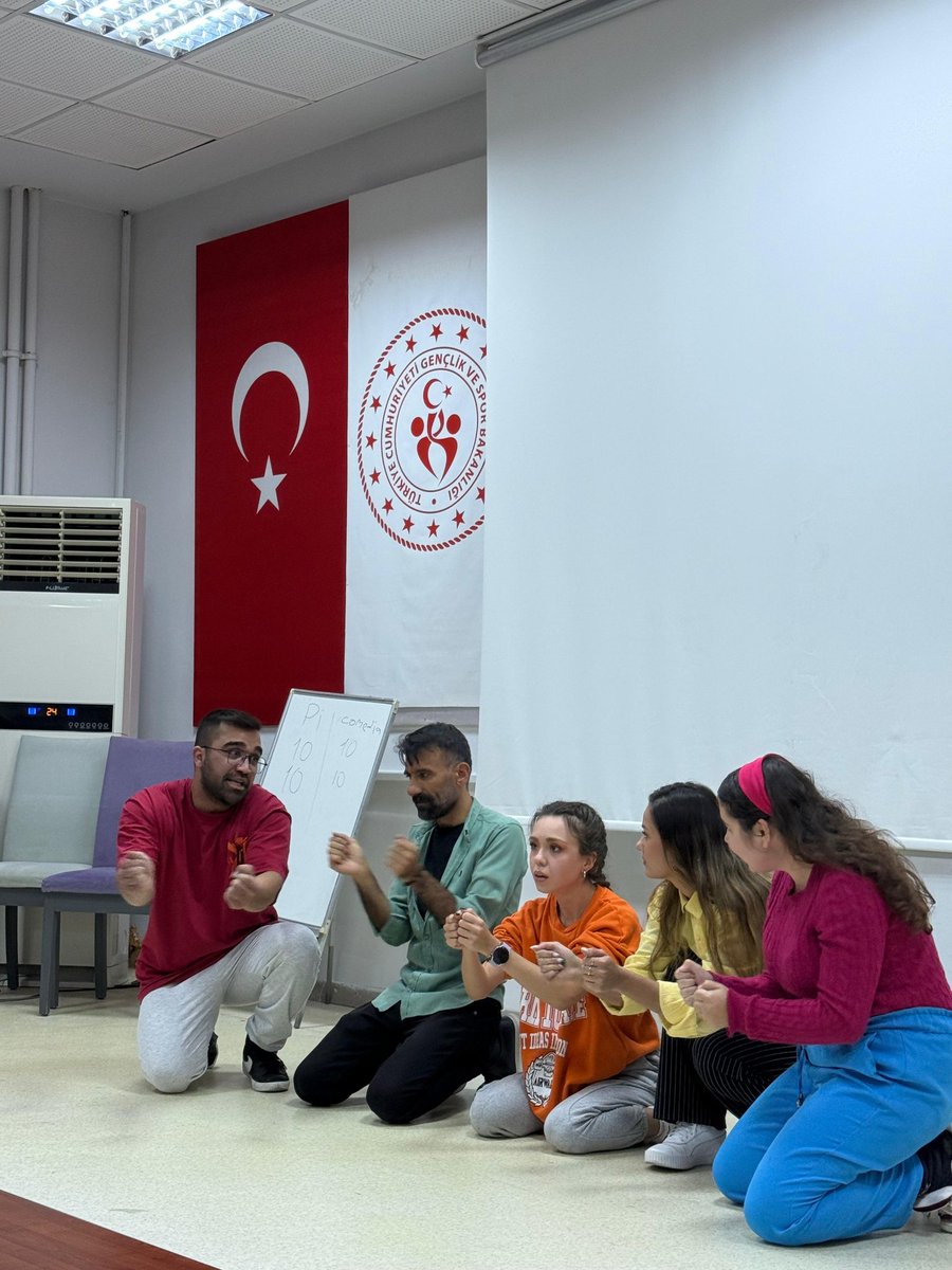 Biraz kahkaha, biraz doğaçlama, bolca eğlence 🎭

Yurdumuzda düzenlenen doğaçlama tiyatro gösterisiyle eğlenceli bir akşam yaşadık.💫

📍Fatma Yıldız Hanım Yurdu

#GSBYurtları