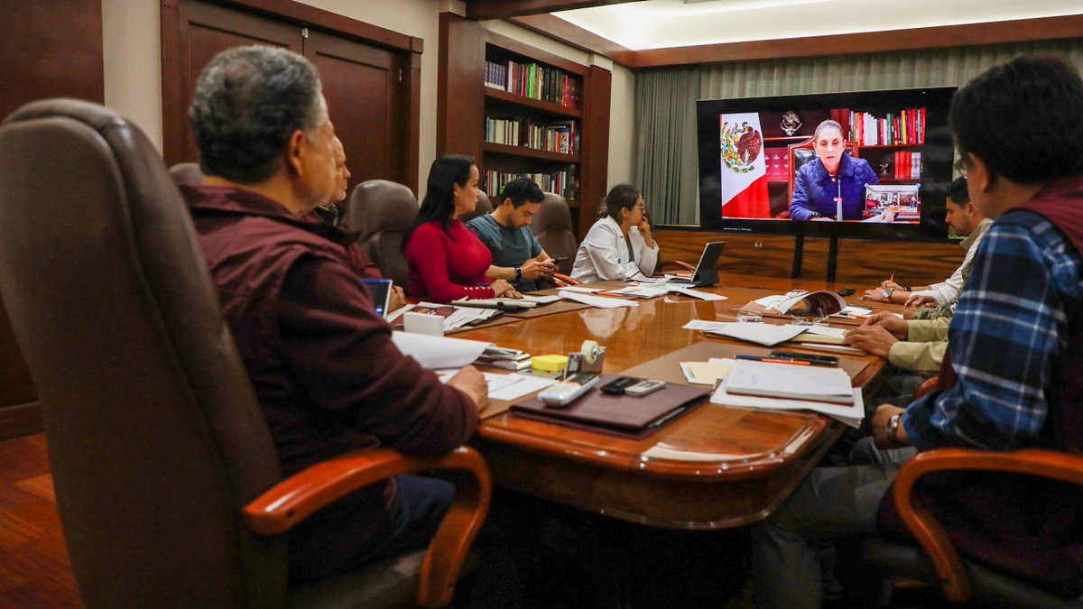 juliomenchaca_'s tweet image. Hemos tenido la cuarta reunión virtual con la presidenta @Claudiashein, se informó sobre el recorrido que realizamos por las comunidades afectadas, se compartieron los avances y el seguimiento a las acciones en coordinación con el apoyo de la @Defensamx1 para la entrega de los…