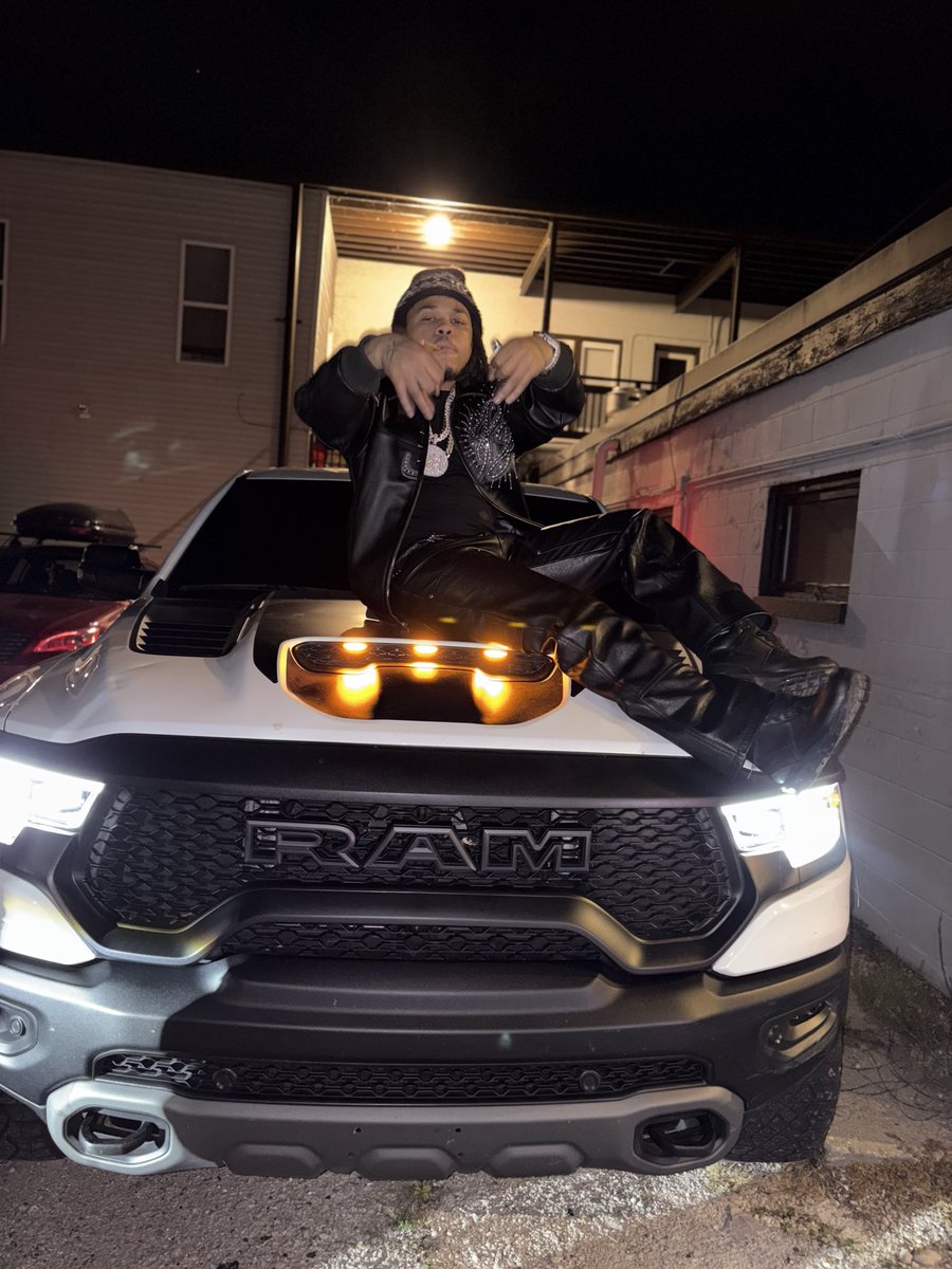 Bloodyhoundq50's tweet photo. 100K RAM TRUCK THIS A TR AND MOST DA BADDEST BTCHES I KNO IS FRM DA DR AND IF THEY ASK WHO DA RICHEST WE ARE https://t.co/wjE9cydaia