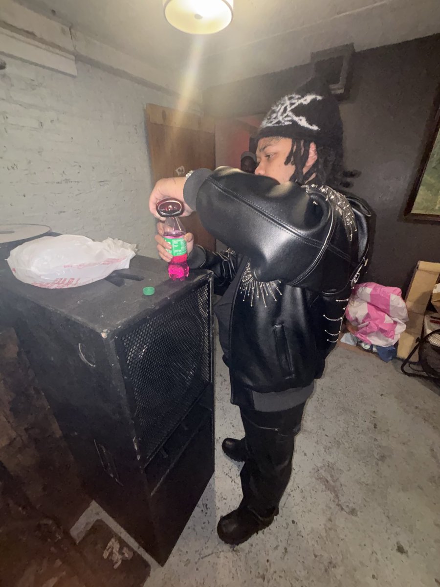 100K RAM TRUCK THIS A TR AND MOST DA BADDEST BTCHES I KNO IS FRM DA DR AND IF THEY ASK WHO DA RICHEST WE ARE