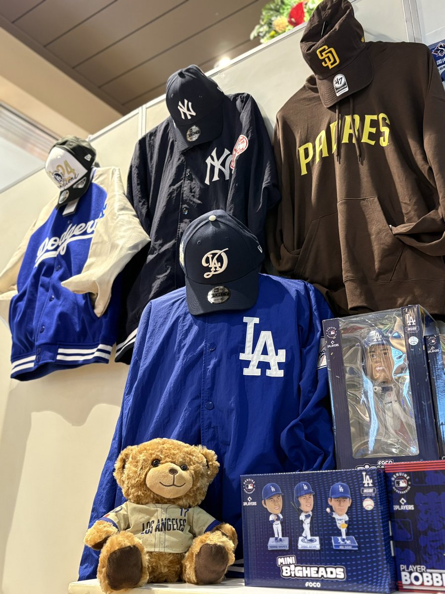 selection_int's tweet photo. \明日18時まで！本日は21時まで営業します！/

JR海浜幕張駅改札前にてMLBグッズを販売中🚃
MLB2025年モデルアウターや、大人気 #大谷翔平 選手&amp;デコピンデザインは残りわずか🐶

#佐々木朗希 投手や千葉ロッテマリーンズのグッズも販売中です⚾️

ご来店お待ちしております！

#chibalotte #Dodgers https://t.co/xPu6yaLJF1