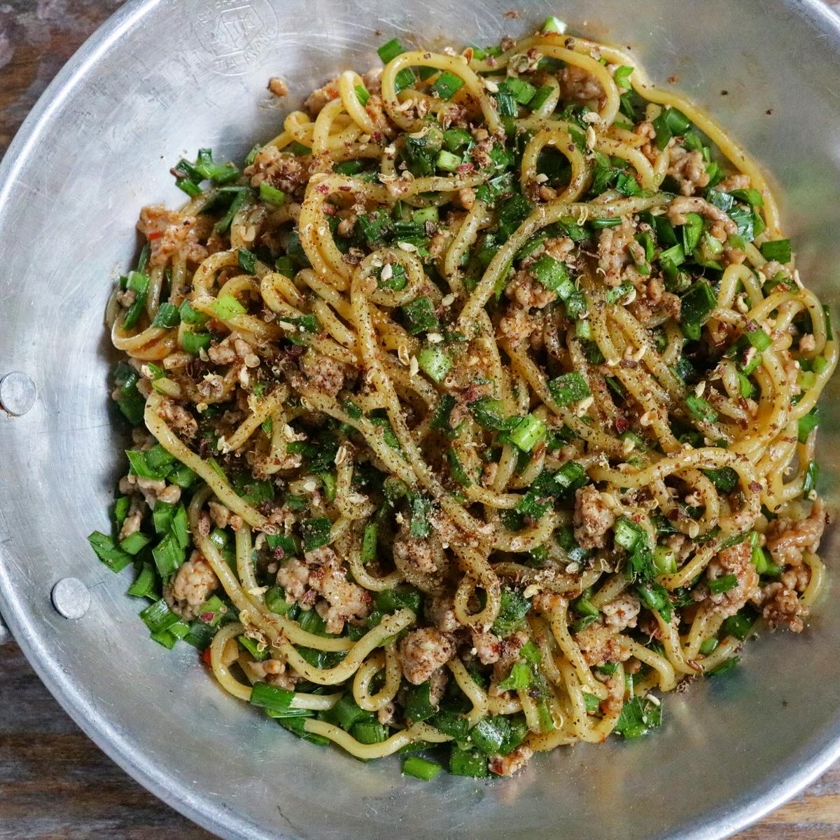 edajun_'s tweet photo. 豚ひき肉とニラの花椒クミン麺

フライパンにごま油、にんにく、クミンシードを炒める。香りがたったら、豚ひき肉を火が通るまで炒める

焼きそば麺、豆板醤、オイスターソースを入れて和え炒め、最後にニラをサッと和えて、花椒、黒胡椒のせて完成

美味しく出来ました🤤
しっかり辛くて、食欲全開！ https://t.co/7r97GqG2u7