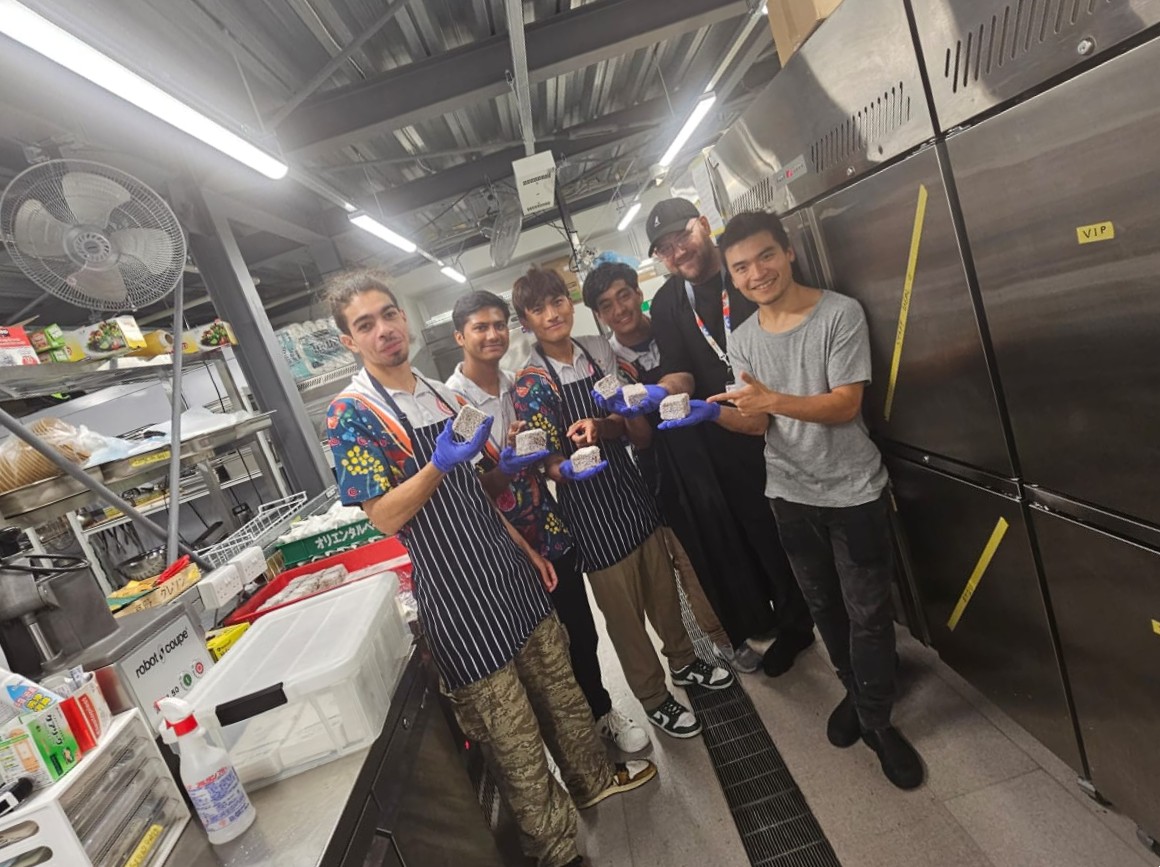 #オーストラリアパビリオン でラミントンを20万食ご提供という、スイートな記録を達成しました！

大人気のラミントンを作るために、深夜シフトの専属チームが組まれたほどです。

ラミントン愛は健在です。