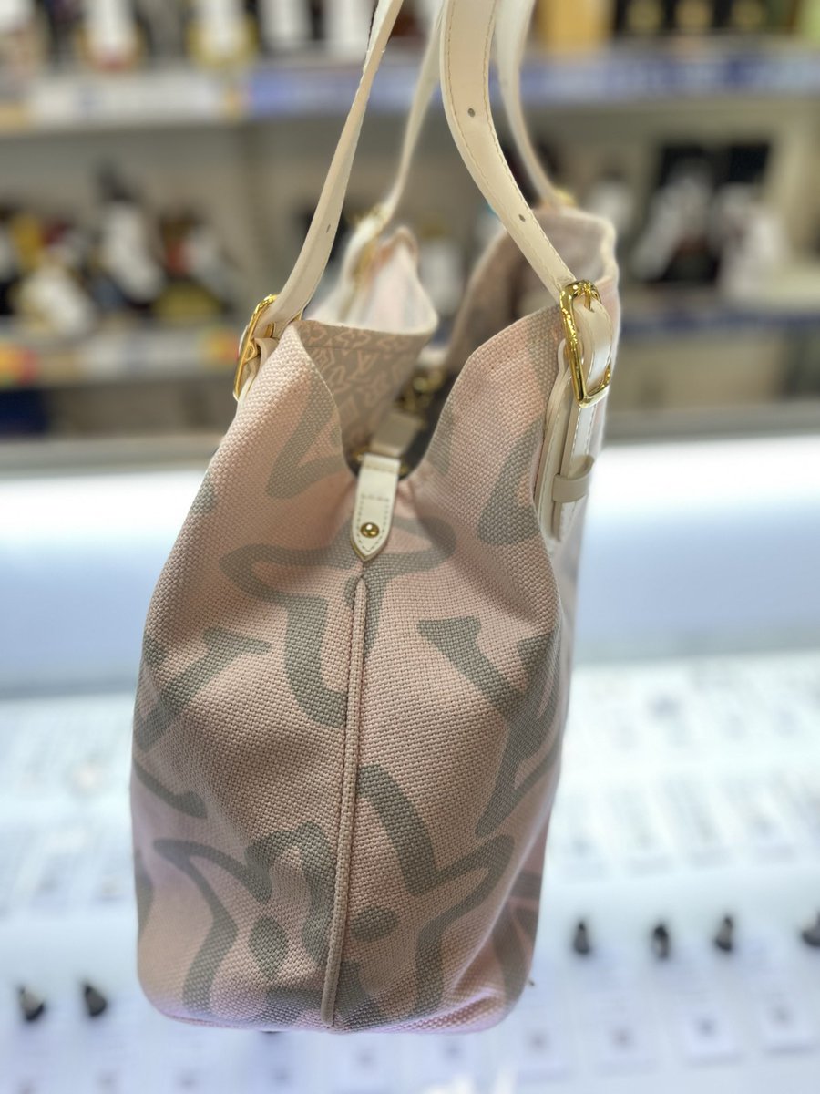 sasugaya_outlet's tweet photo. おはようございます☀️

本日紹介するのはヴィトン✨
タイシエンヌ M95672 ピンクです🤭

珍しいデザインですよね❣️ハワイ限定らしいです👀
ご来店お待ちしております💁🏻‍♀️

#SASUGAYAOUTLET
#LouisVuitton https://t.co/edVCbJeZAl