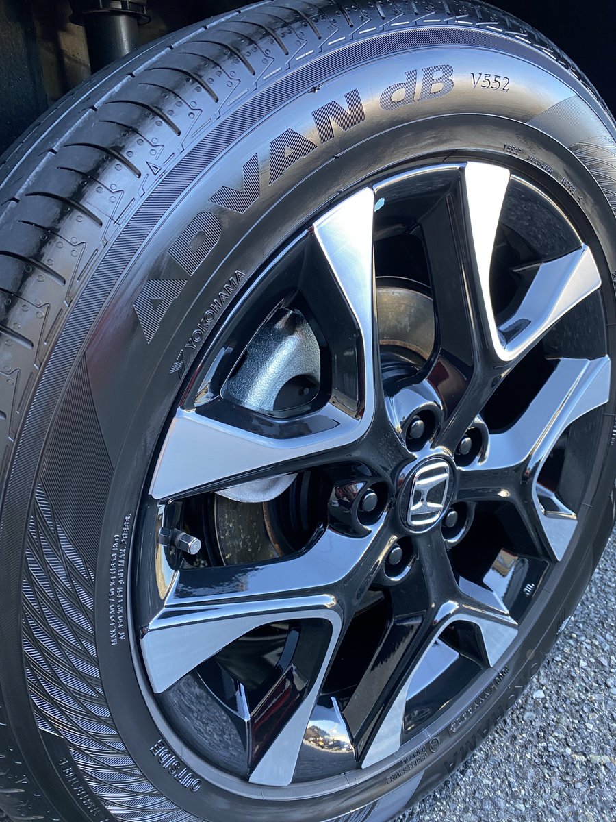 Yutatarc1's tweet image. タイヤワックス塗るの忘れてたのでヌリヌリしてきました🫣

使うのは勿論マフィアさんのドレスコード🤤🤤🤤

タイヤがデカいとより激艶が目立ちます👍
未施工と施工済みを比べると艶が半端なく出てるのが分かります😏

#GENTLE