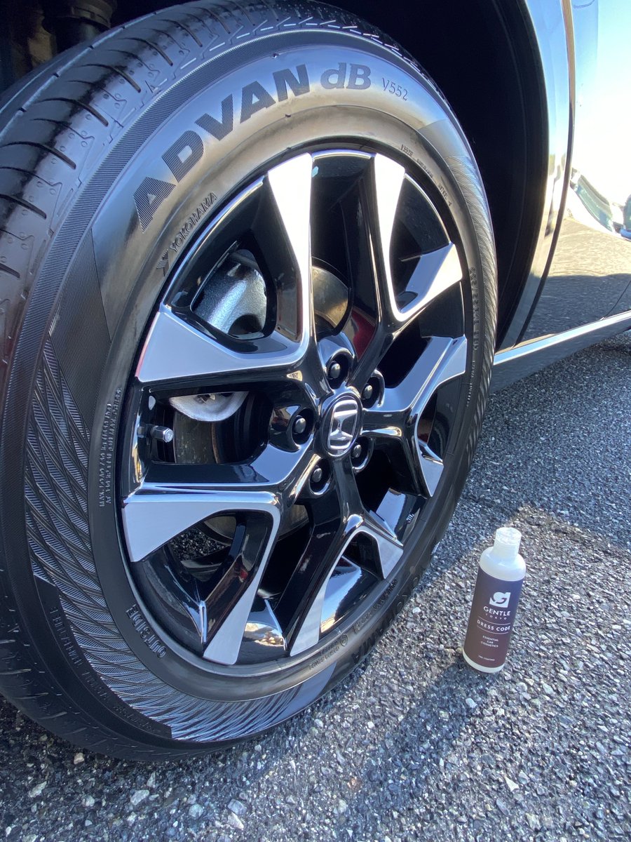 Yutatarc1's tweet image. タイヤワックス塗るの忘れてたのでヌリヌリしてきました🫣

使うのは勿論マフィアさんのドレスコード🤤🤤🤤

タイヤがデカいとより激艶が目立ちます👍
未施工と施工済みを比べると艶が半端なく出てるのが分かります😏

#GENTLE